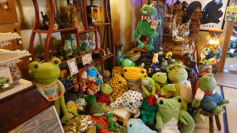 カエルのぬいぐるみ、表情に癒される