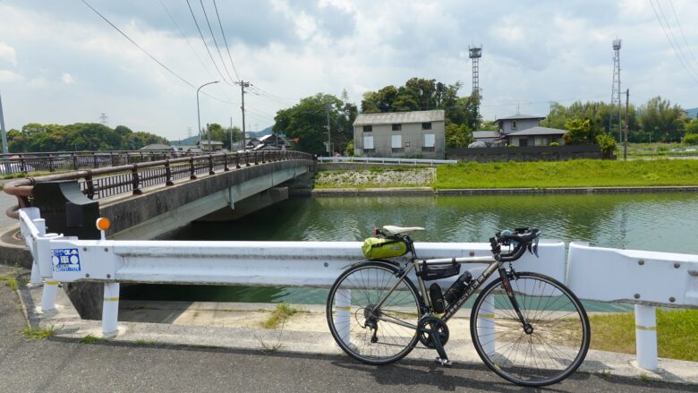 川沿いをロードバイクで走る