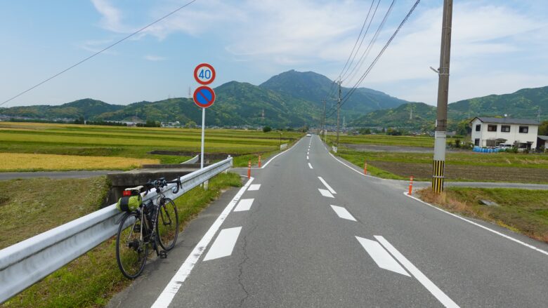 どもまでも真っ直ぐ続くことを連想させる道だ