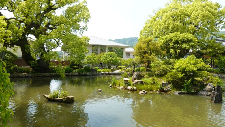 橋の上から心字池の風景を楽しむ