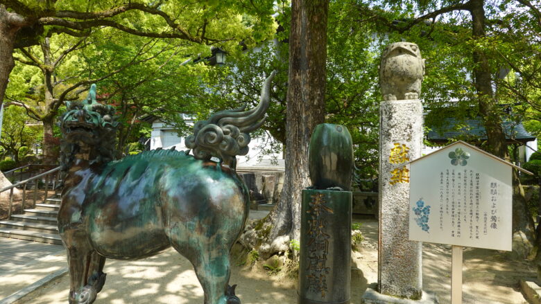 「麒麟」と「鷽」の像