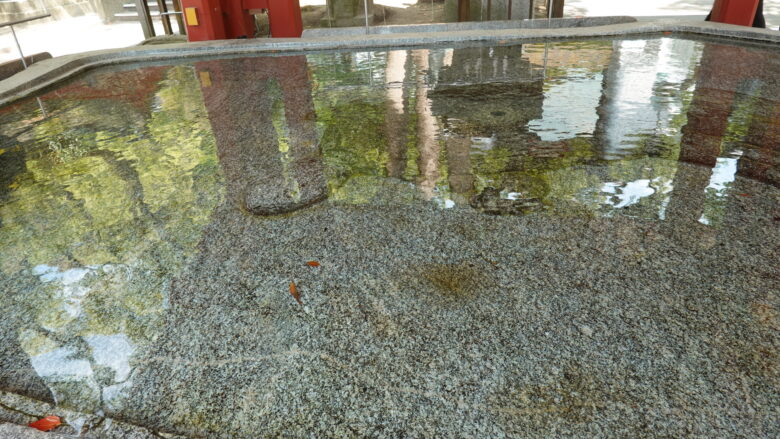 手水舎の手水鉢、写真では分かりずらいですが神亀がいるぞ