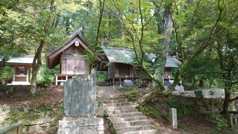 多くの境内社がある