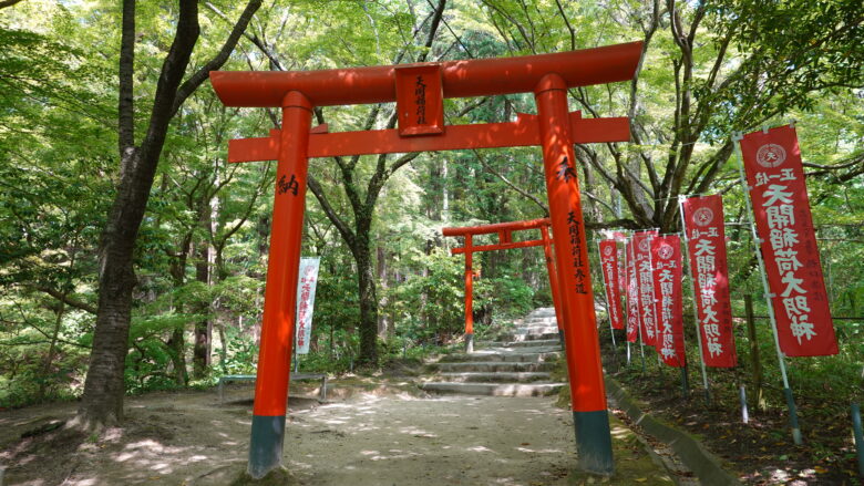 朱塗りの鳥居をくぐり抜けて先へ進もう