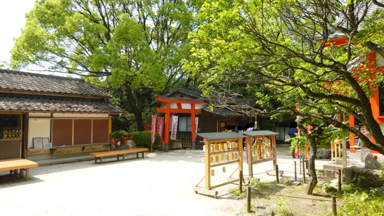 天開稲荷社の境内