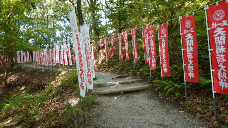 鳥居だけでなく、のぼり旗の数も凄い！