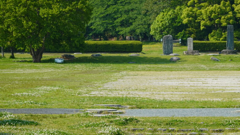 正殿跡には3本の石碑が建つ