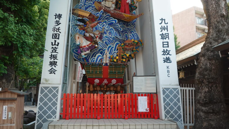 左側にある木箱が解説機