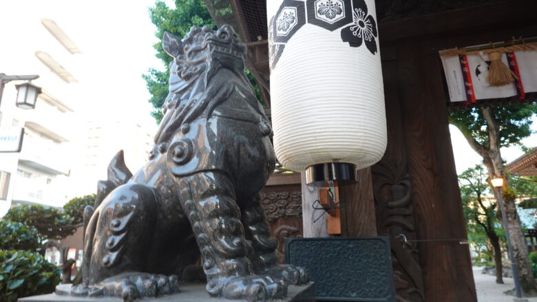 北門前の狛犬(黒御影石)