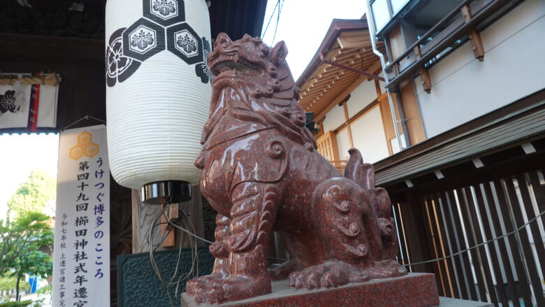 北門前の狛犬(赤御影石)