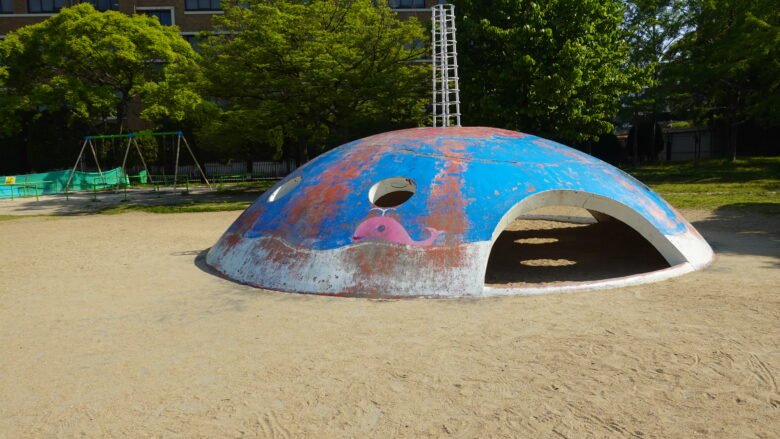 くじら模した遊具の表面にて、ピンククジラを発見