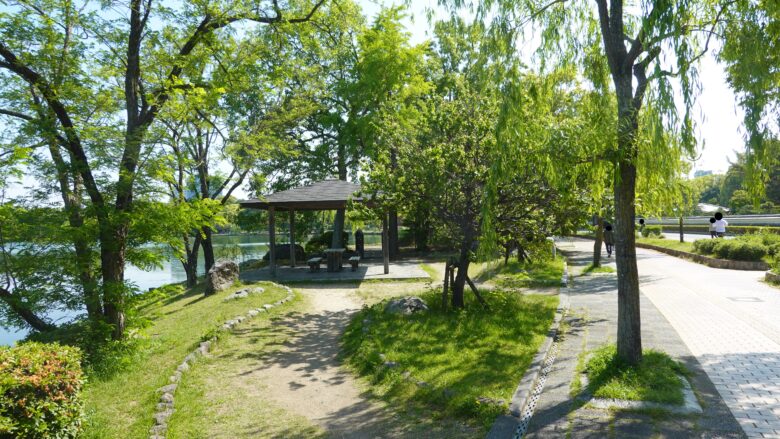 東屋でくつろごう
