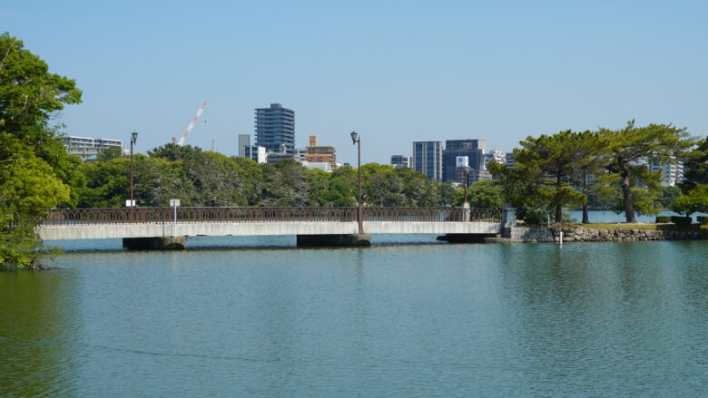 皐月橋を渡って菖蒲島へ