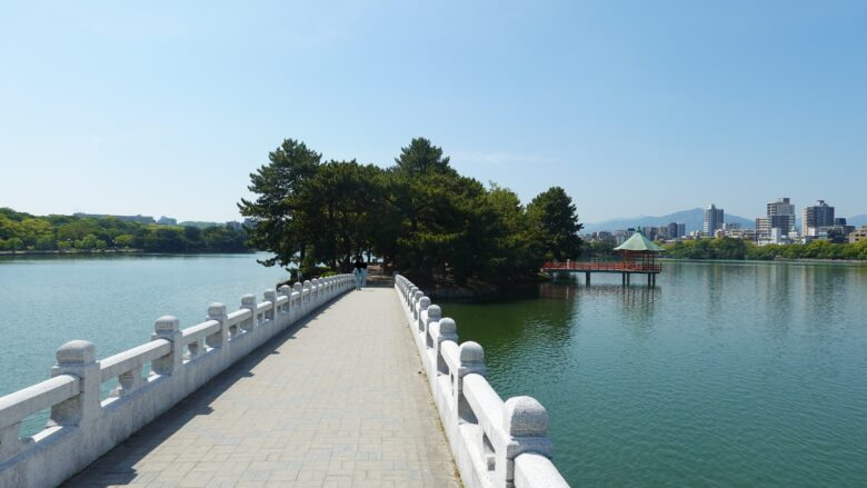 観月橋から浮見堂を望む