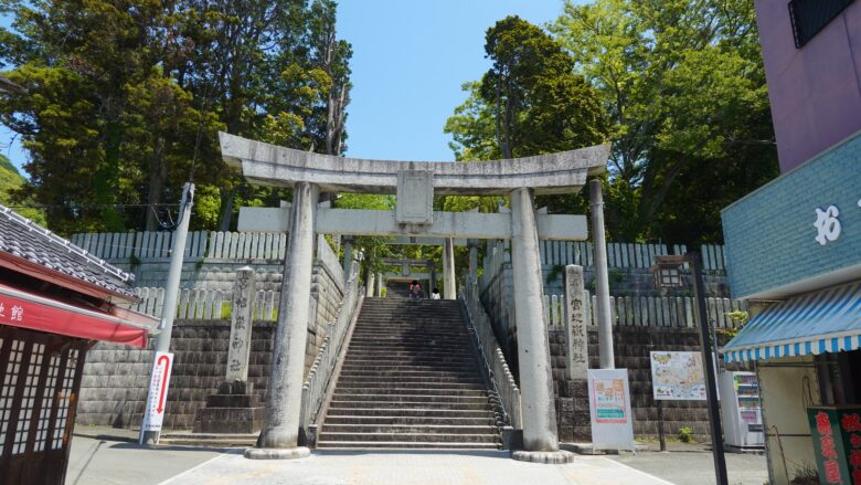 鳥居の奥に続く石段(男坂)