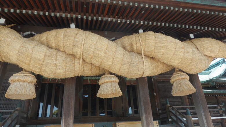 拝殿の大注連縄