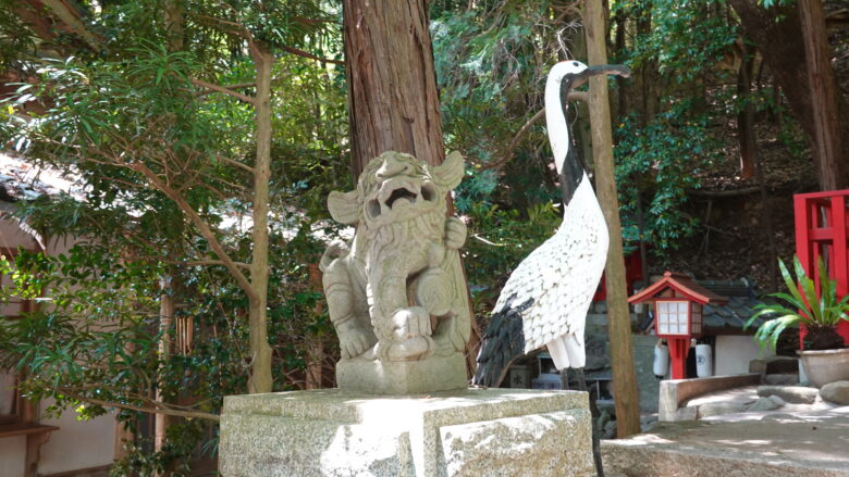 狛犬とツルのツーショット