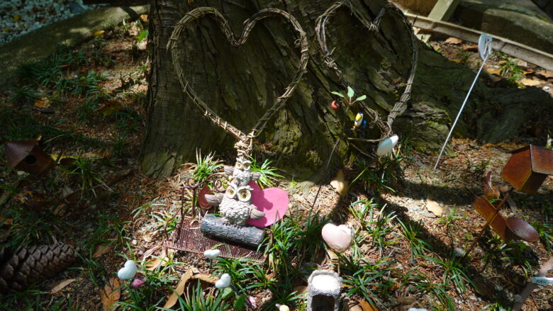 恋の宮の周囲には、可愛らしいハートの花壇がある