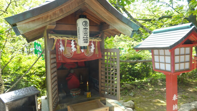 四番社 万地蔵尊