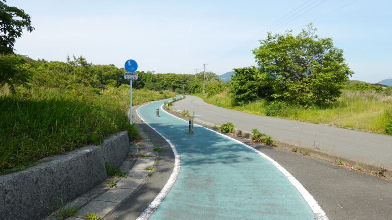 しばらくは、グリーンの舗装路が続く