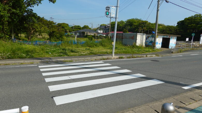 玄海東小学校前交差点の横断歩道