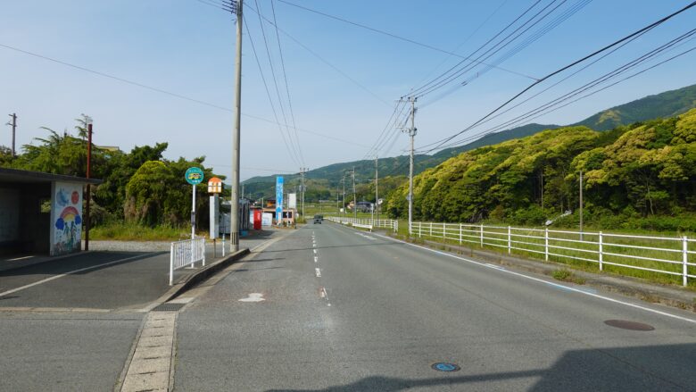 案内板が指し示す（鐘崎休憩所）方向の風景