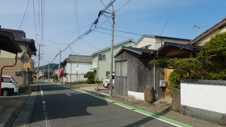 環状交差点から見た鐘崎地区へ向かう道