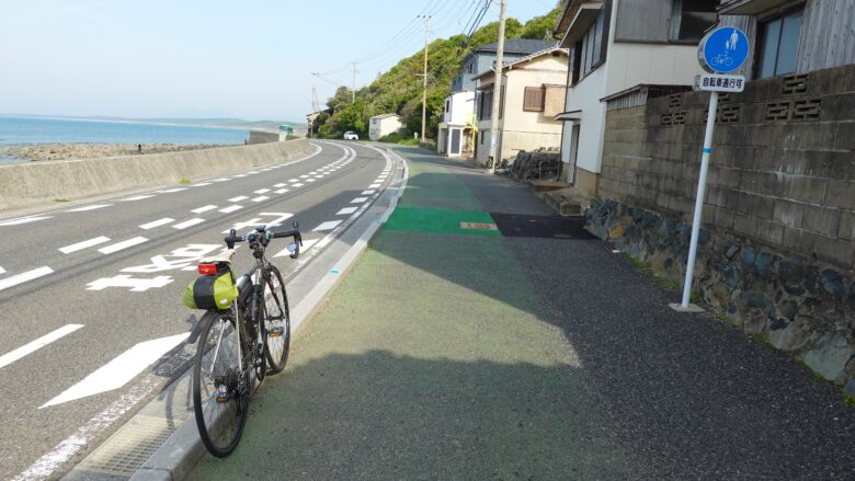 途中からグリーンの舗装路が復活