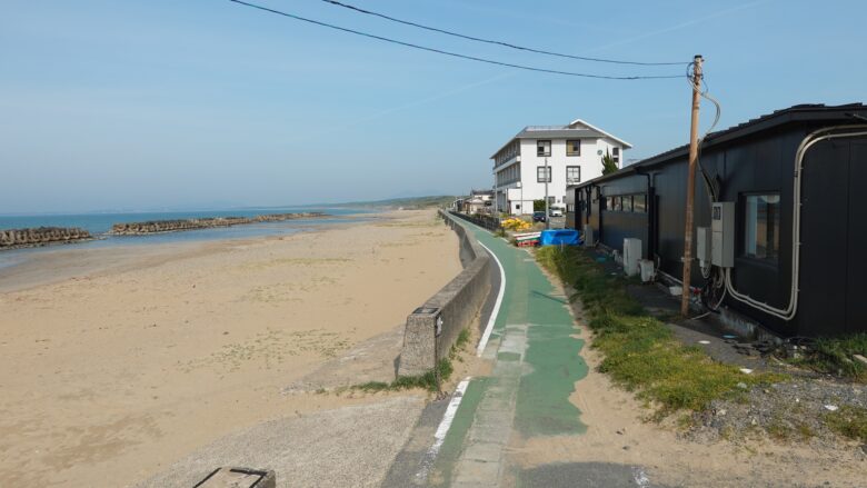 路面には、浜辺の砂が飛んでいることも