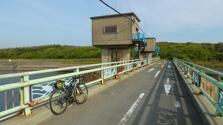 汐入川の水門を渡る