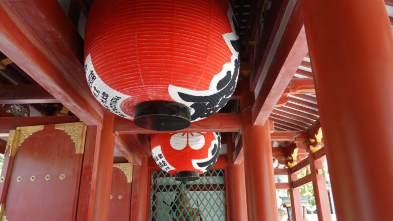 大きな赤提灯が吊るされている