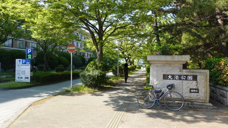 大濠公園の入口前