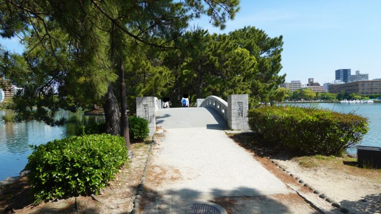 池の中に浮かぶ「中の島」を歩こう