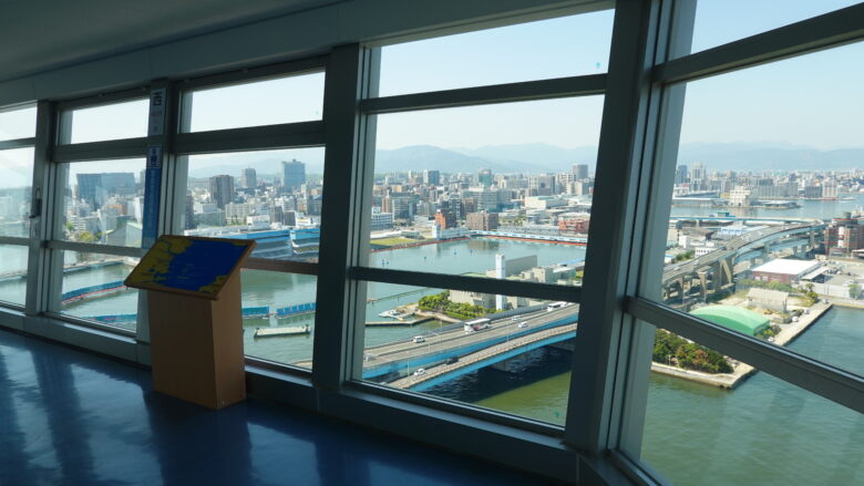 強化透明ガラス越しから福岡の町並みを望む