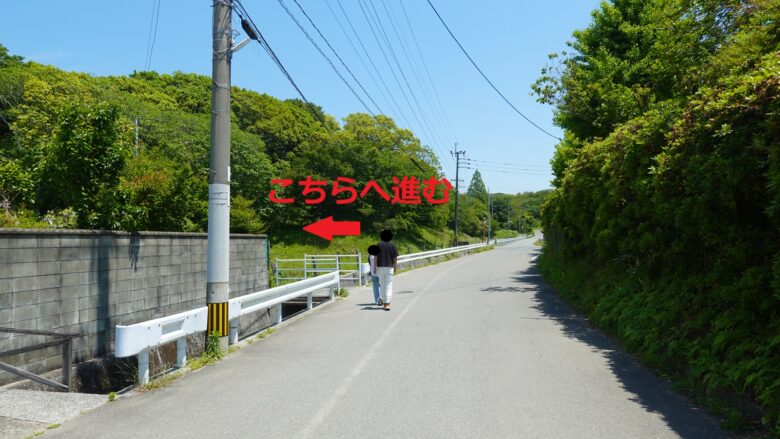 駐車場の奥から道路へ出て右折した眺め