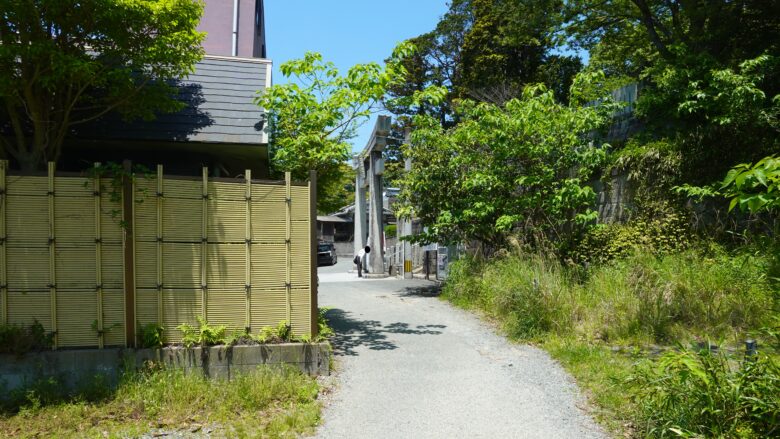 左折して脇道を真っ直ぐ歩くと鳥居が見えてくる