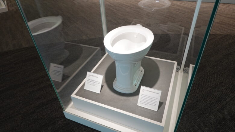 国産初の腰掛式水洗便器(レプリカ)