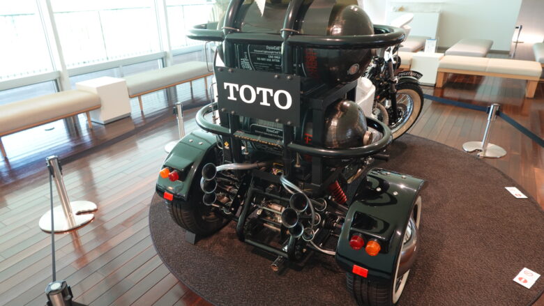 後姿からはトイレバイクとは想像もつかない