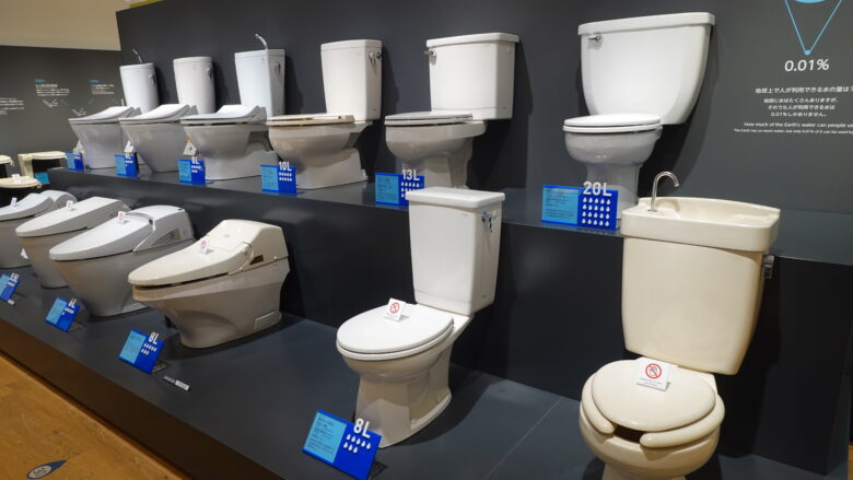 一堂に並ぶ歴代のウォシュレット