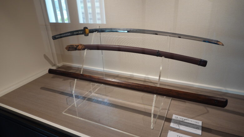 上：佐々木小次郎の刀（レプリカ）　下：巌流島の戦いで武蔵が使用した木刀（レプリカ）