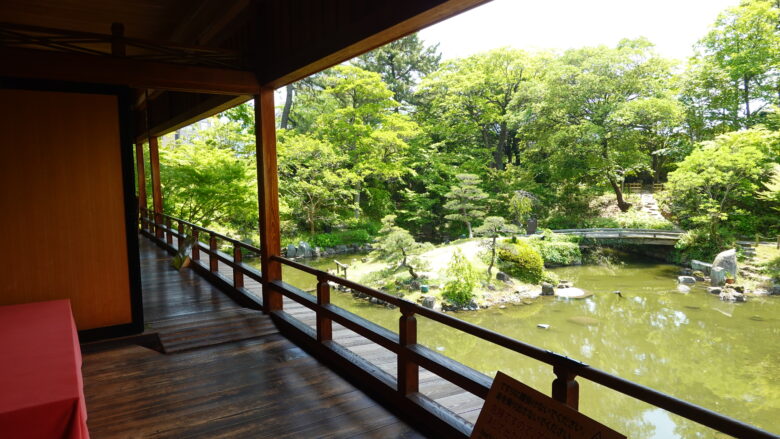 書院棟から庭園を望む