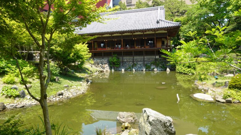 庭園の風景にマッチする書院棟がいい感じ