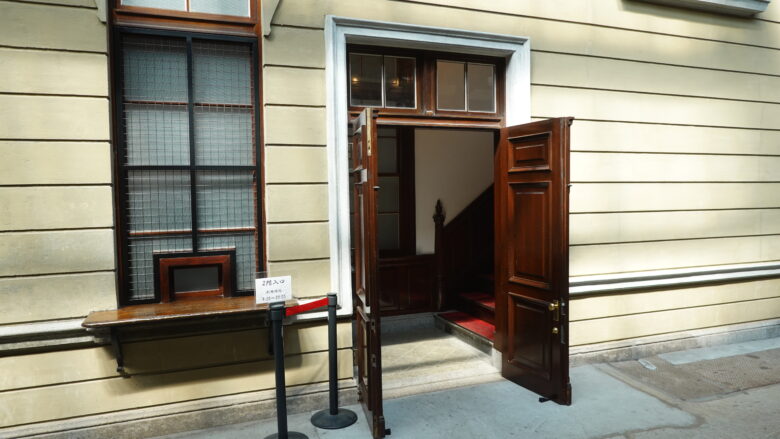 駅舎の2階へ上がる出入り口