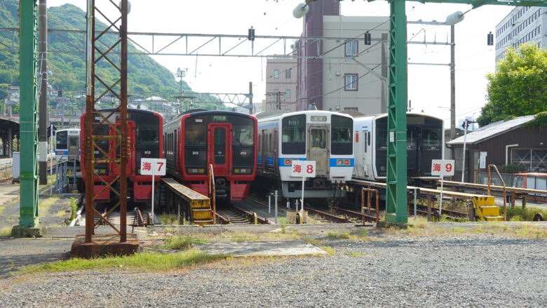 一堂に並ぶ電車たち
