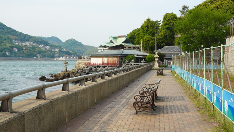 ベンチに座って関門海峡を眺める