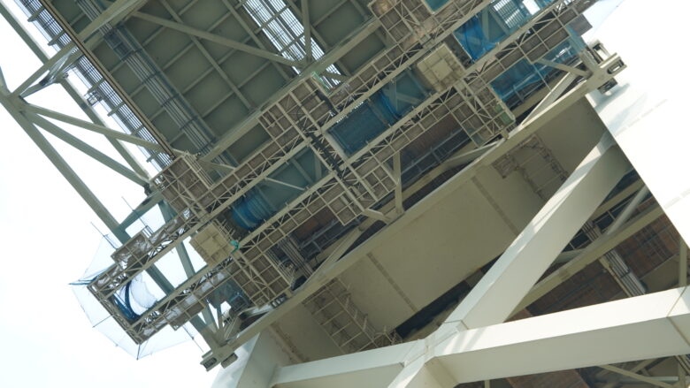 関門橋を真下から見上げる