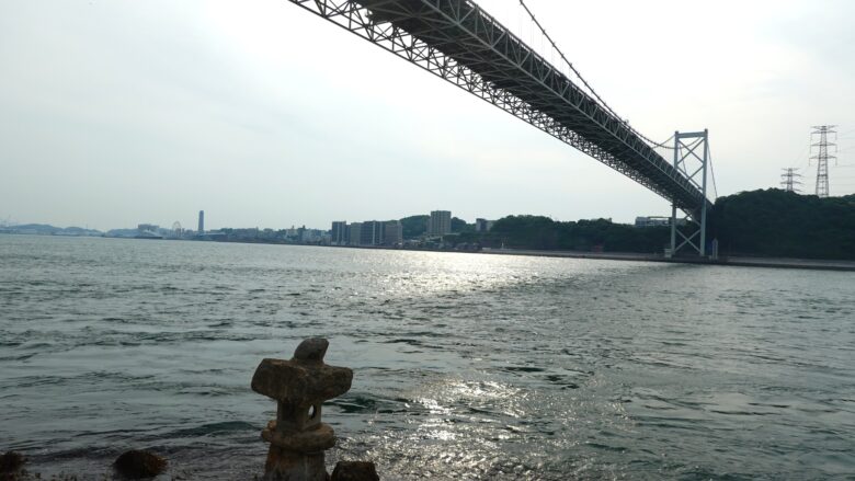 海中灯篭と関門橋のツーショット
