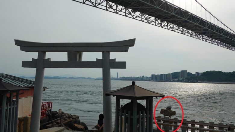 鳥居を抜けた先に海上に立つ石灯籠がある