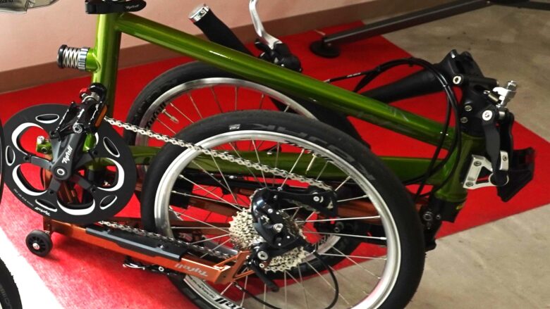 折りたたんだ状態の自転車