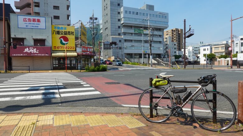 北九州市の都市部を自転車で走る